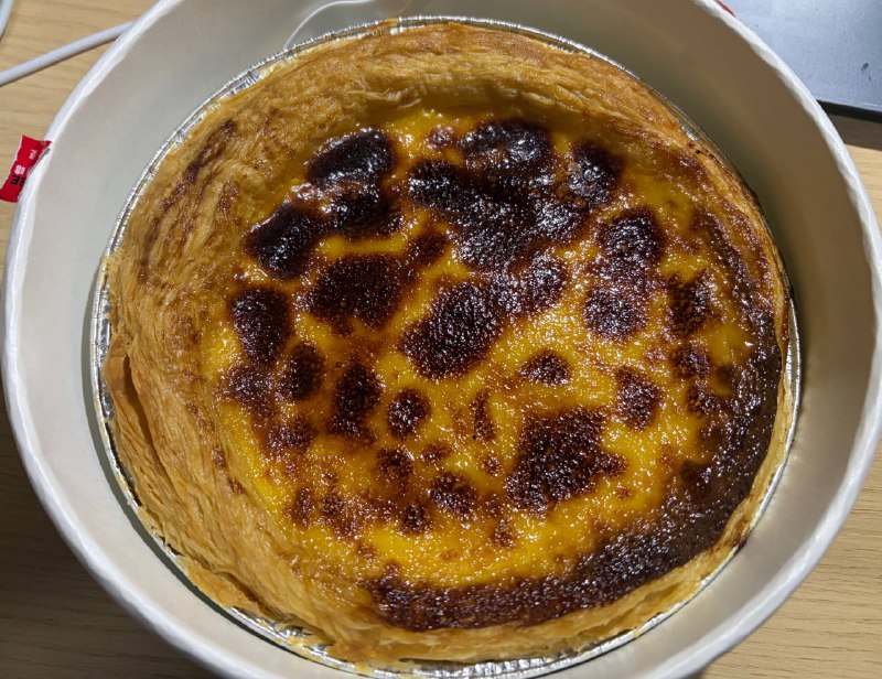 是巨大的蛋挞喵！很久以前在 OverflowCat 的博客中看到过，现在我们这儿的 KFC 终于也上架了！蛋挞是现烤的，需要等40分钟才能到手，时间紧的话还是最好不要点